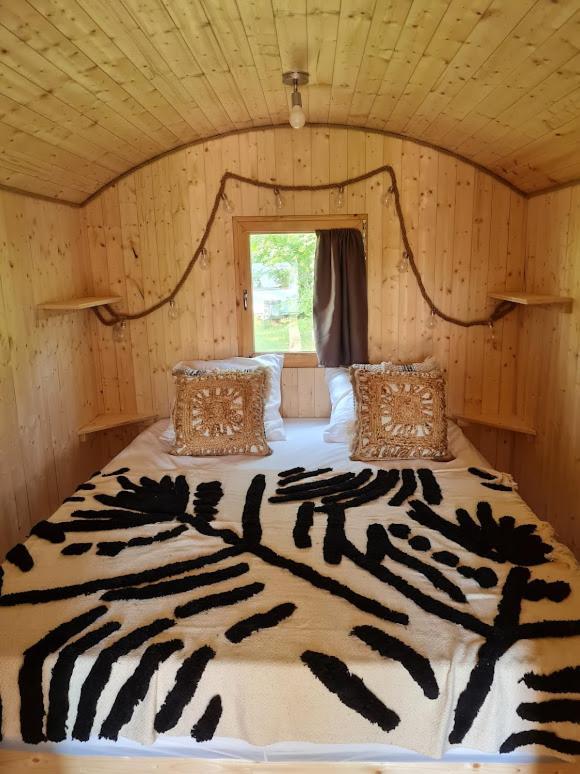 Les Roulottes Du Pilat Hotel Maclas ภายนอก รูปภาพ
